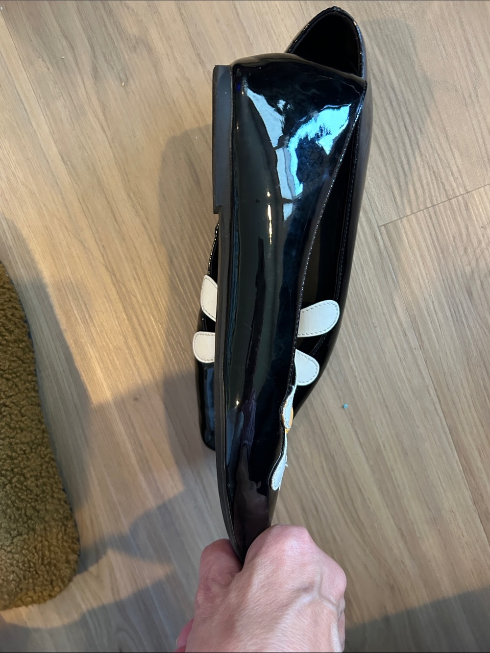 Katy Perry Collections Black Patent Flats with White Daisy and Yellow Center - Picture 2 of 2